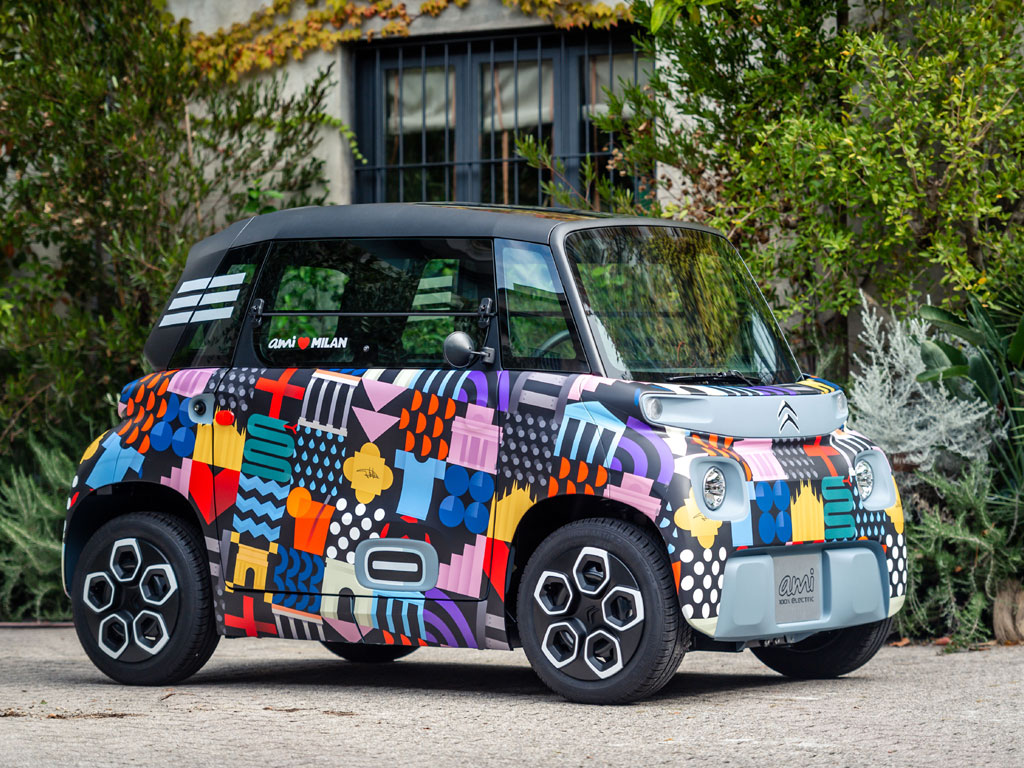 Citroën. Ami è la nuova auto 100% elettrica realizzata in collaborazione con l’Istituto Europeo di Design attraverso il progetto “Ami ♥ Milan”: quattro studenti sono stati coinvolti per creare una personalizzazione grafica di Ami dedicata e ispirata alla città di Milano.