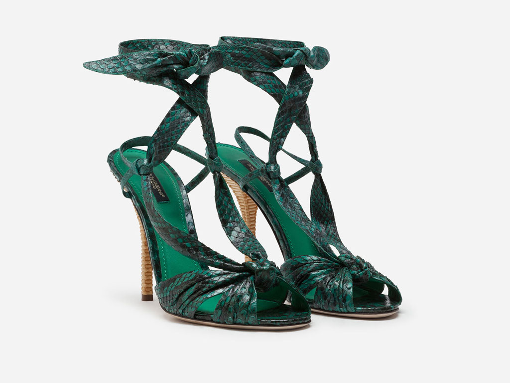 Dolce & Gabbana. Sandalo elegante e femminile in pitone con tacco in midollino e lunghi lacci che avvolgono il collo del piede e la caviglia.