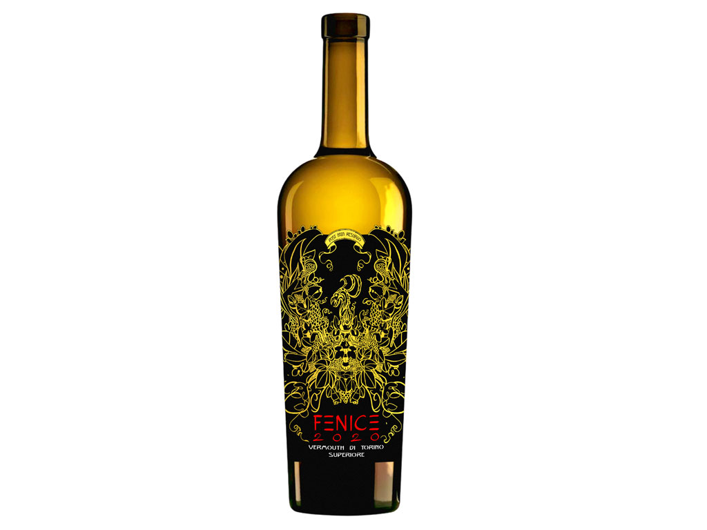 The Spiritual Machine. Fenice 2020. Vermouth di Torino Superiore di impostazione classica, molto equilibrato nella sua struttura e bilanciato nel rapporto alcol/zucchero. Di stampo medicinale, emergono le note tipiche di un vermouth di tradizione officinale, genziana, cannella, mirra, incenso e fiori bianchi. Molto verticale e vivido, le note balsamiche lasciano il posto alla scorza di arancia, la violetta e chiodi di garofano che vanno a chiudere il profilo aromatico. Lungo all'assaggio, in bocca emergono arancia amara, corteccia di china e chiodi di garofano. Molto beverino e delicato, è pensato come vermouth fruibile e da consumo. Bottiglia da 750 ml. Prezzo: euro 25,00.