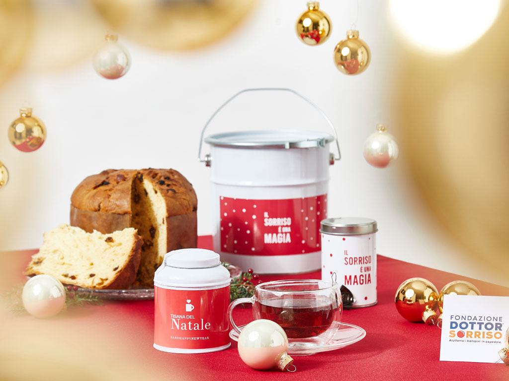 Fondazione Dottor Sorriso. Panettone Solidale da 750 g con donazione minima di euro 17,00. Oppure una lattina con 100 gr. di cioccolatini con donazione minima di euro 7,00. Tisana del Natale, la donazione richiesta è di euro 10,00 la confezione. Christmas Candle, la donazione richiesta è di euro 7,00 l’una. Segnaposto a forma di gnomo, per un kit da 3 la donazione richiesta è di euro 7,00.