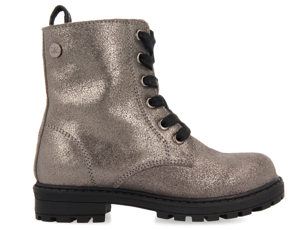 Gioseppo Kids. Stivaletti Kiruna, stile militare, con pelle di print serpente, grigio metallizzato. Sottopiede di pelle e imbottitura ultra sottile. Suola in caucciù e cerniera anteriore per facilitare la calzata. Prezzo: euro 75,95.