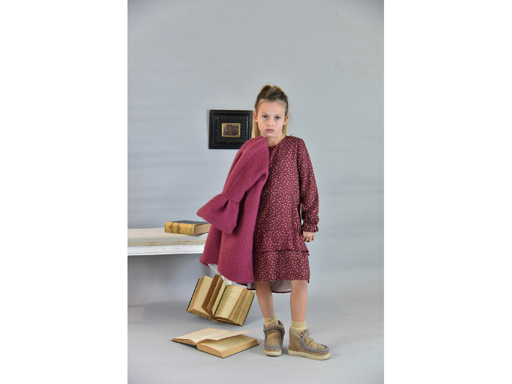 Giro Quadro. Abito in viscosa e cotone di colore bordeaux, dal volume ampio e asimmetrico sul fondo. Prezzo: euro 90,00. Cappotto in misto lana effetto alpaca con manica a campana. Prezzo: euro 134,00.