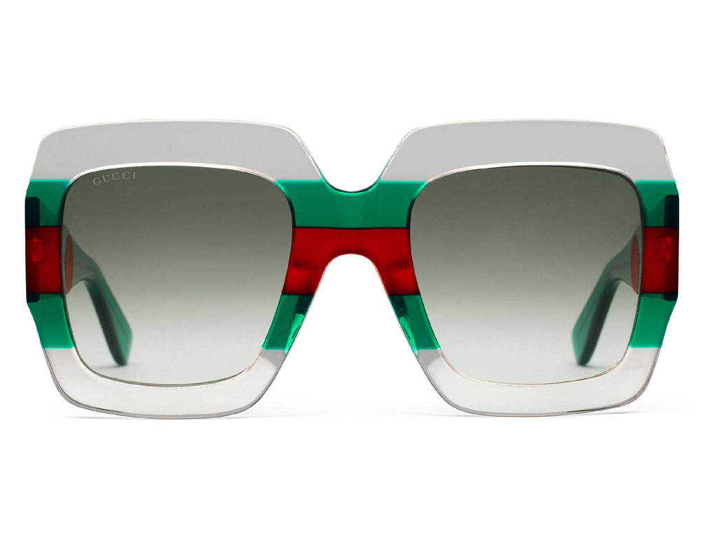 Gucci. Montatura in acetato trasparente con finitura verde e rossa ottenuta mediante un processo esclusivo. Grazie alle tecniche utilizzate, ogni paio di occhiali avrà un aspetto unico.