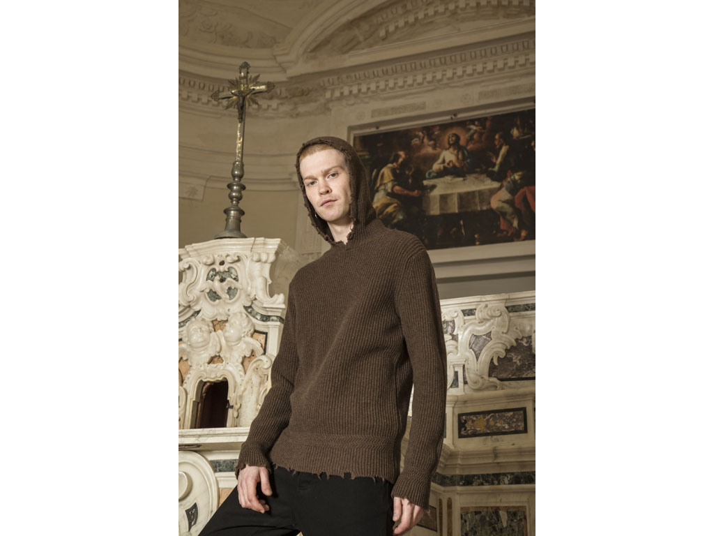 Marsēm. Maglione costa inglese con rotture. Color moro. Regular fit. In lana e poliammidica. Prezzo: euro 119,00.