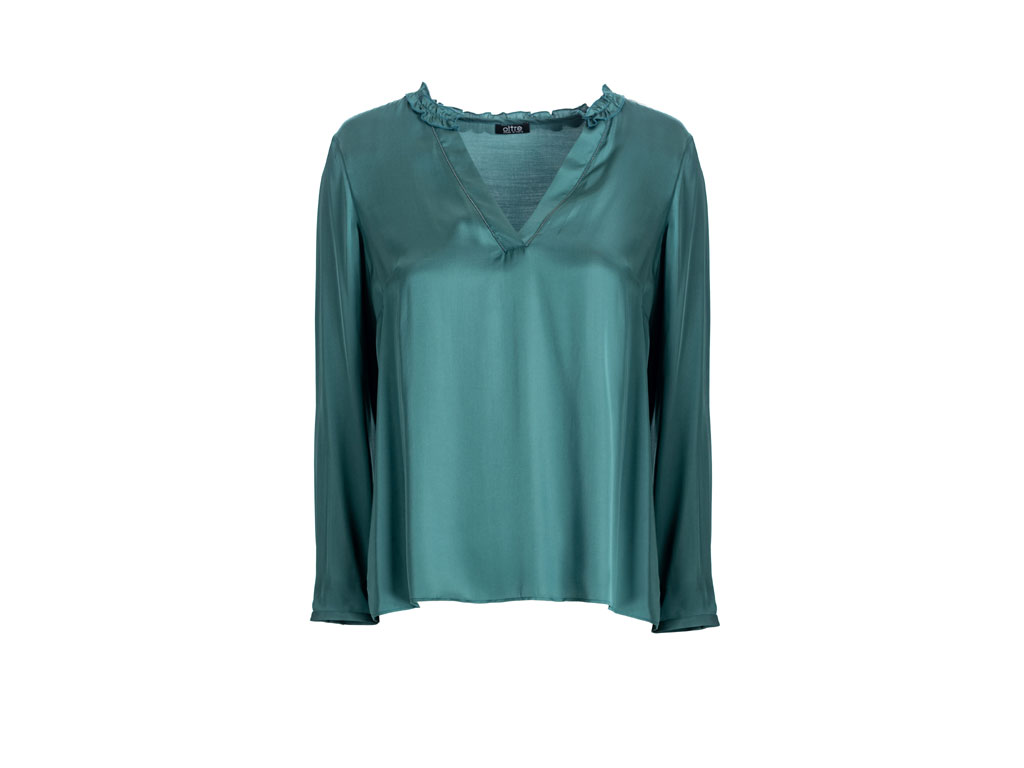 Oltre. Blusa con scollo a V profilata da micro catena metallica, ruches sul collo e bottoni gioiello sul fondo manica.