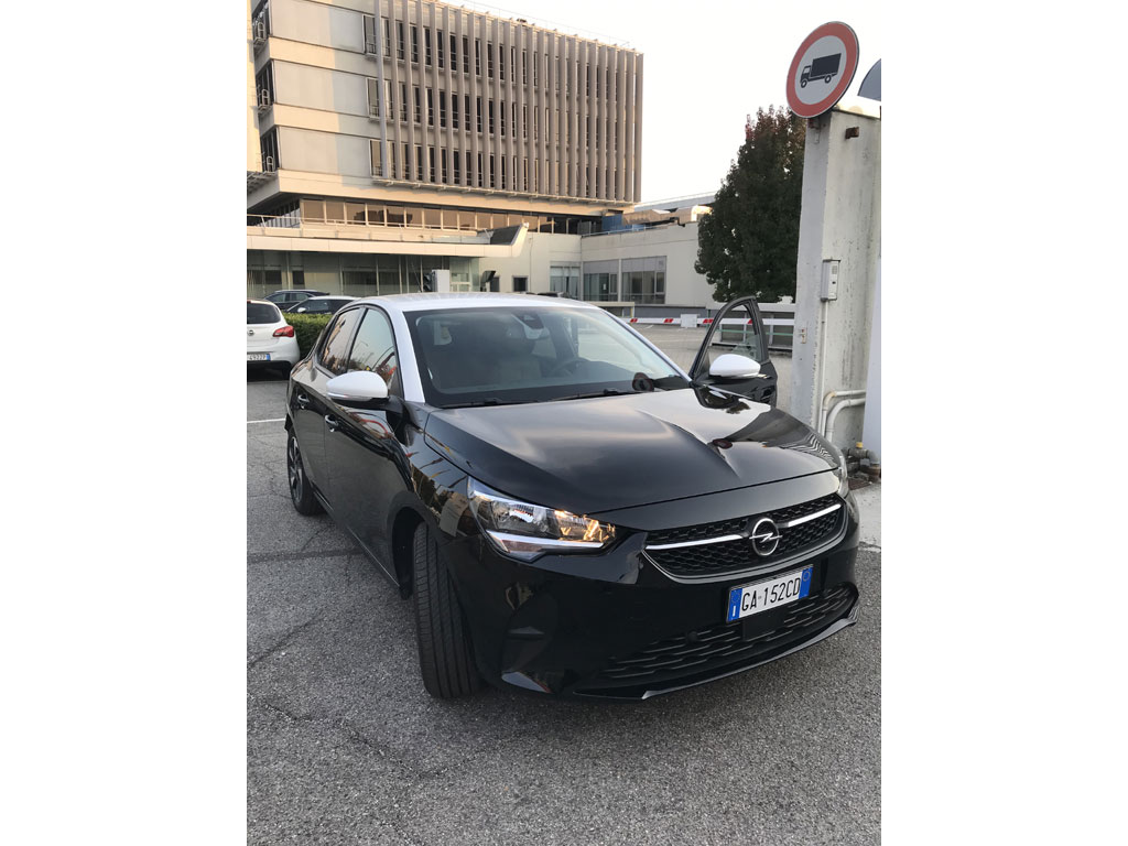 Opel Corsa-e. Abbiamo immortalato la consegna della nostra Opel Corsa-e in uscita dalla sede milanese della PSA Groupe di via Gallarate 199.