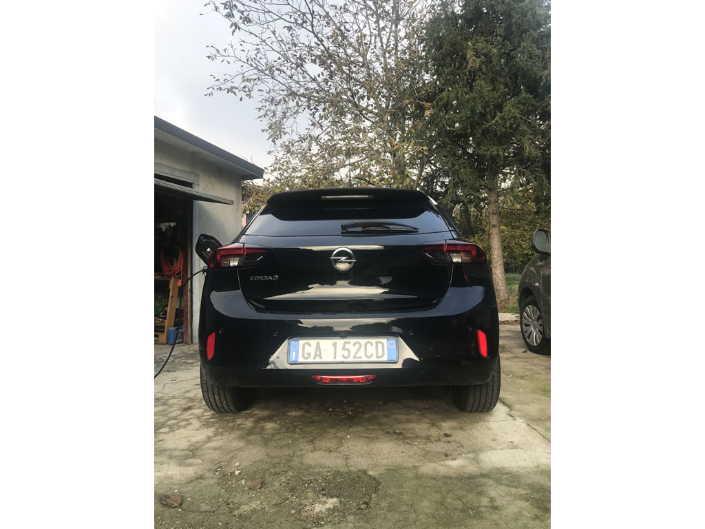 Opel Corsa-e. Il motore è alimentato da una batteria di grande capacità da 50 kWh che può essere ricaricata con una normale presa domestica, come abbiamo fatto noi, oppure con una Wallbox o alle colonnine pubbliche fino ai Fast Charger in corrente continua da 100 kW, per la massima flessibilità e rapidità di ricarica. Nella foto la stiamo “alimentando”.