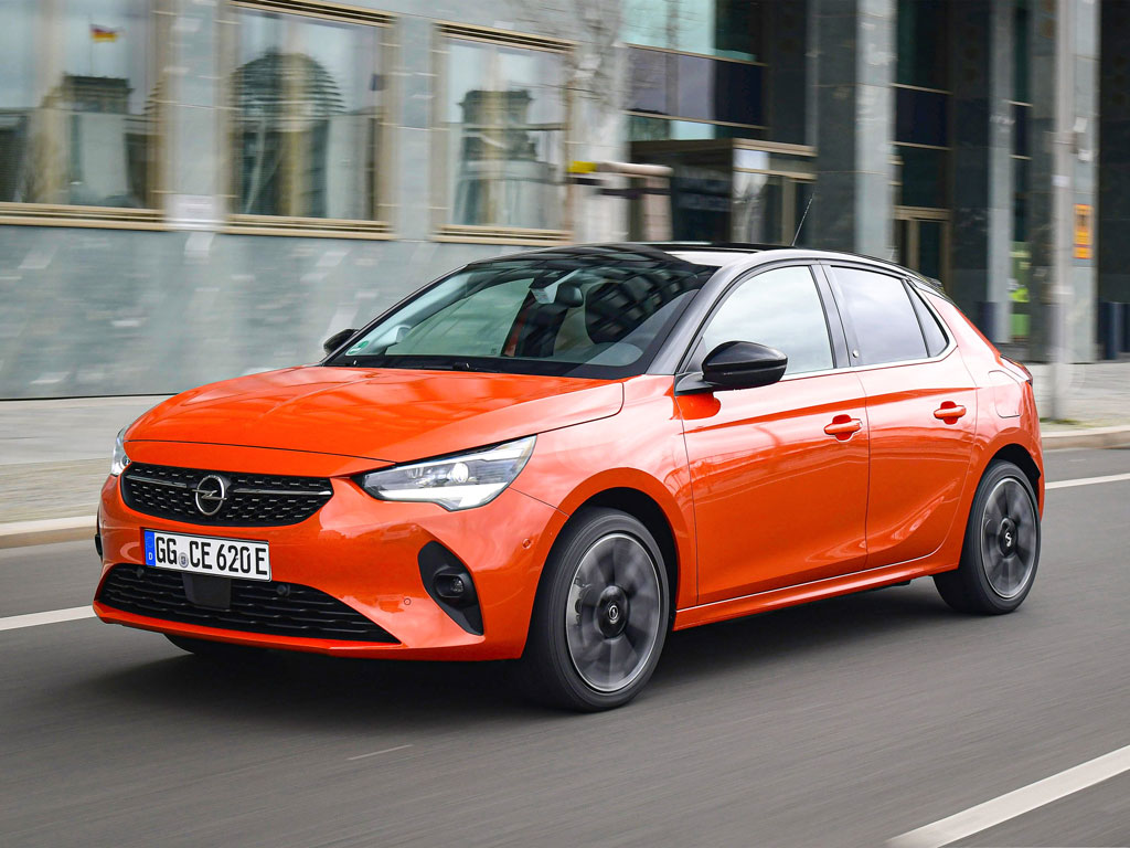 Opel Corsa-e. Completamente elettrica ha un’autonomia di 337 km secondo il ciclo WLTP ed è perfetta per essere utilizzata tutti i giorni. La batteria da 50 kWh può essere ricaricata fino all’80% della sua capacità in soli 30 minuti. Tre le modalità di guida: Normal, Eco e Sport per prediligere la massima efficienza o dinamismo e sportività, in base alle condizioni.
Il motore elettrico ha una potenza da 100 kW, o 136 cavalli e 260 Nm di coppia istantanea spicca per reattività, agilità e dinamismo, passando da 0 a 100 km/h in soli 8,1 secondi.