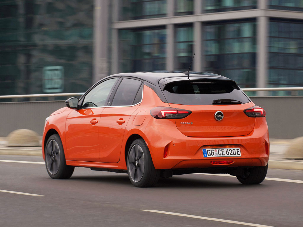 Opel Corsa-e. Il design attuale conserva le dimensioni compatte delle generazioni precedenti. Lunghezza di 4,06 metri e una linea del tetto che richiama quella di una coupé. Il posto guida è stato abbassato di 28 mm, con uno spostamento del baricentro che va a tutto vantaggio di maneggevolezza e caratteristiche dinamiche.