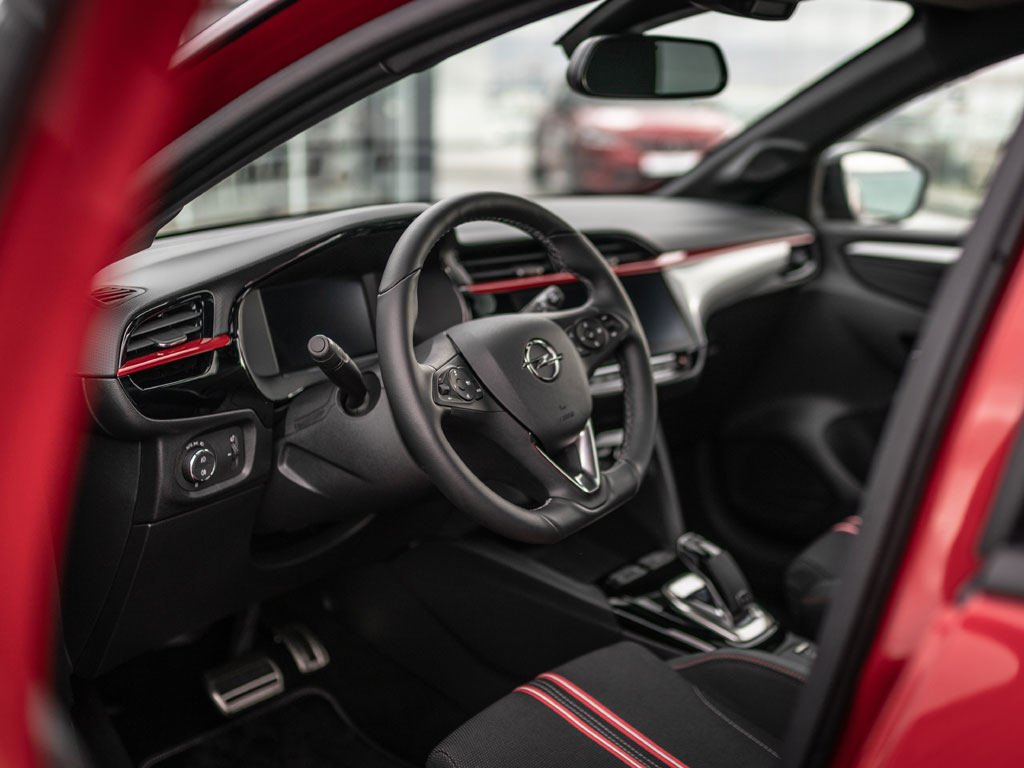 Opel Corsa-e. Gli interni regalano comfort e sicurezza. La plancia, dal design minimal e moderno, è orientata verso il guidatore e il posto di guida è stato abbassato di 28 mm con uno spostamento del baricentro che va a vantaggio di maneggevolezza e dinamicità.