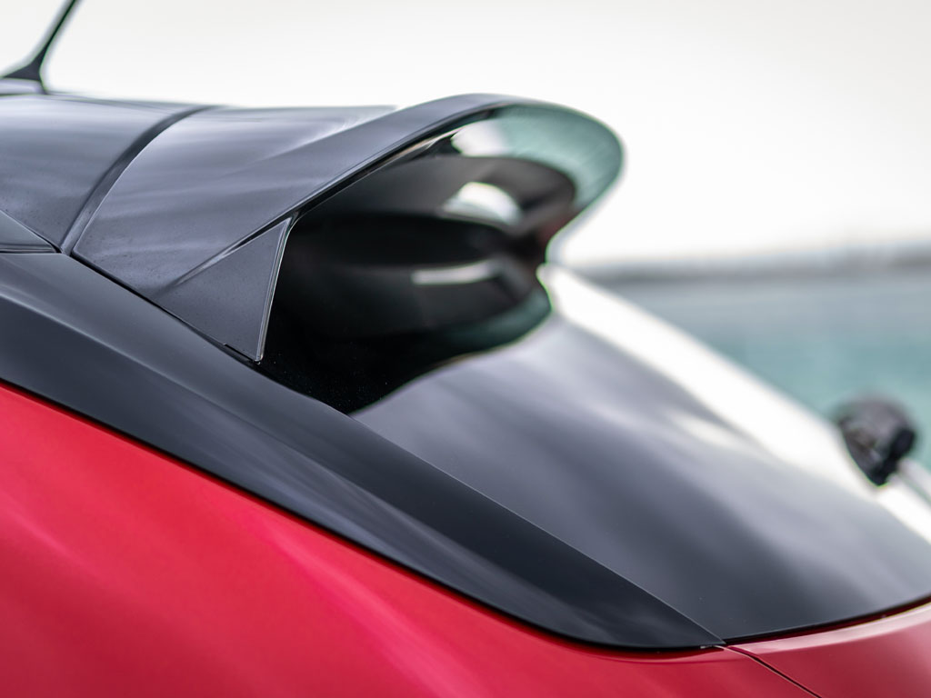 Opel Corsa-e. Slanciata e moderna grazie al tetto sospeso, la vettura sembra più bassa, più larga e più lunga della generazione precedente. In realtà conserva la stessa impronta a terra e le stesse proporzioni, con una lunghezza di 4,06 metri e tutta la praticità di una vera cinque posti.
