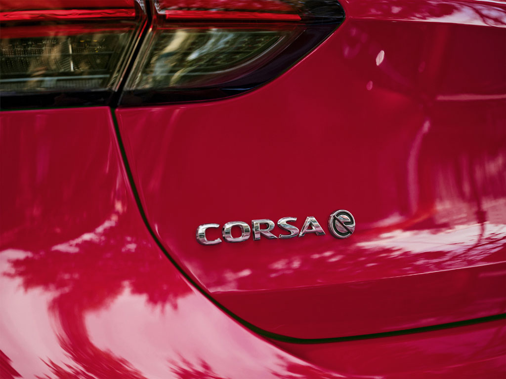 Opel Corsa-e. L’auto elettrica è dotata di un evoluto sistema di recupero dell’energia che in fase di decelerazione o frenata trasforma l’energia cinetica in eccesso in energia elettrica da utilizzare successivamente.