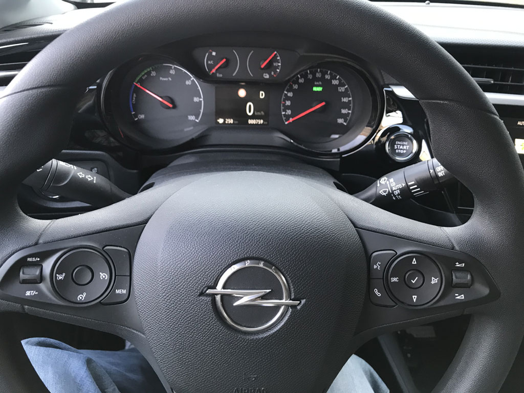 Opel Corsa-e. La vettura beneficia di tecnologie e sistemi di assistenza alla guida solitamente riservati ad un segmento di mercato superiore. In dotazione ci sono i fari anteriori adattivi Intellilux LED® matrix che non abbagliano gli altri automobilisti. Gli otto moduli a LED sono controllati dalla telecamera anteriore ad alta risoluzione e adattano automaticamente e continuamente il fascio di luce in base al traffico e all’ambiente circostante. L’allerta incidente con frenata automatica di emergenza e riconoscimento pedoni, attivo tra i 5 e gli 85 km/h. Il riconoscimento cartelli stradali. Il Cruise Control basato su radar e il Sistema di Protezione della Fiancata FlankGuard basato su sensori, entrambi offerti in opzione. Sistema di Mantenimento della Corsia di Marcia e quello di centraggio. L’Allerta Angolo Cieco laterale. La retrocamera con visione a 180 gradi e diversi sistemi di assistenza al parcheggio.