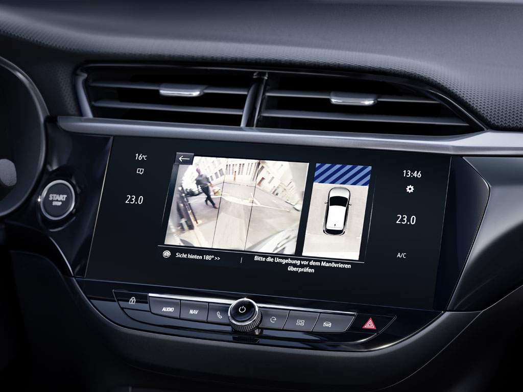 Opel Corsa-e. I passeggeri, con il nuovo infotainment viaggiano sempre connessi. Il Multimedia Navi con schermo touch a colori da 7 pollici e il top di gamma Multimedia Navi Pro con schermo touch a colori da 10 pollici offrono anche il nuovo servizio telematico “OpelConnect”, con funzioni utili come la Navigazione live con informazioni sul traffico in tempo reale, il collegamento diretto con il soccorso stradale e la chiamata di emergenza ecall.