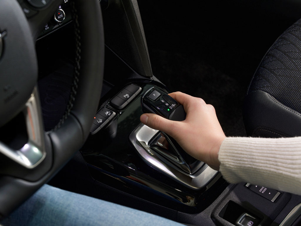 Opel Corsa-e. La trasmissione automatica a 8 rapporti, esalta la componente sportiva e di comfort. La palette al volante ne migliora l’efficienza e aumenta il piacere di guida.