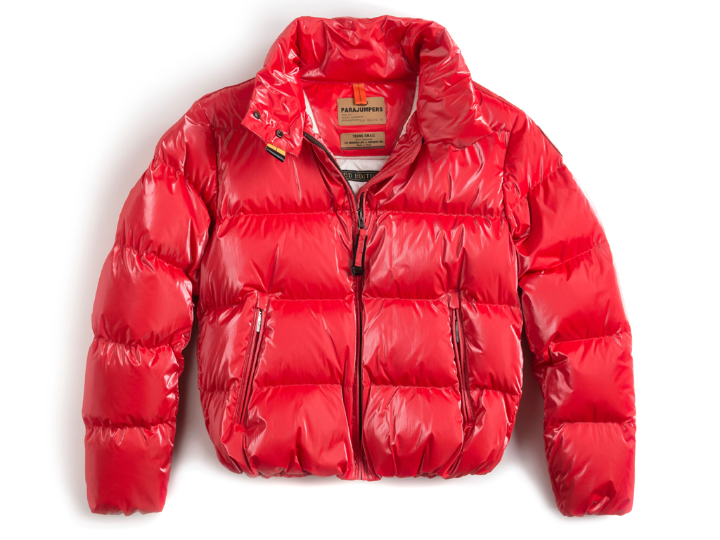 Parajumpers. Giacca in taffetà di nylon con lamina poliuretanica colorata e lucida imbottita in piuma. Due tasche con zip davanti, oltre a una tasca interna in rete. Elastico su polsi e fondo. Zip sul davanti e fettuccia PJS al collo. Patch PJS sulla manica sinistra. Prezzo: euro 413,00.