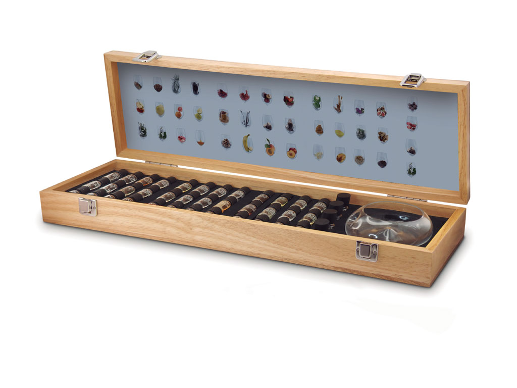 Schoenhuber. Pulltex. Deluxe il kit di quaranta essenze per imparare a riconoscere e distinguere il bouquet di aromi che si nasconde in ciascuna bottiglia di vino. Prezzo: euro 179,00.