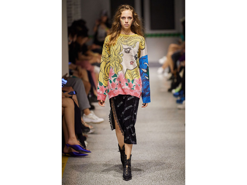 5WAY di UOOYAA. Candy Candy Pullover Sweater. Maglione pullover stampato davanti e dietro. Girocollo, manica lunga e spalle cadenti. Prezzo: euro 380,00.