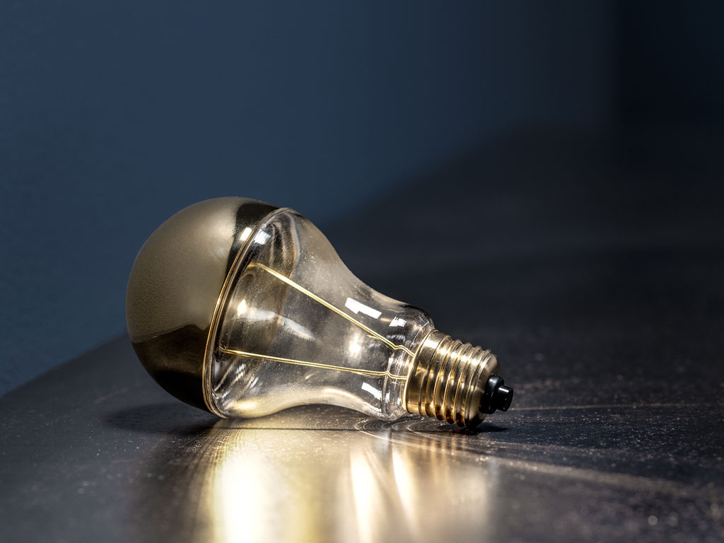 Catellani&Smith. “Trenta” è una lampada realizzata in vetro borosilicato con cover a chiusura magnetica in ferro ottonato (non protetto); virola E27 realizzata in ottone dal pieno; piedistallo in ferro brunito e protetto. Fonte luminosa: 1x 1W LED / K 2700 / CRI 80. Alimentazione: batteria Li-iON 3,7V 1180 mA/h - caricatore USB input 110/240V - output 5V@1,2 A accensione con on/off. Dimensioni: lampadina Ø 7 x H 14 cm, base 10x10 cm, H piedistallo 40 cm, H totale 51 cm. Limited Edition di 500 pezzi firmati e numerati.