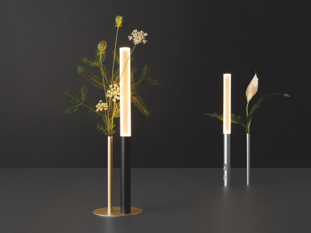 Cini&Nils. “Ognidove”, luce d’atmosfera wireless con dimmer touch - nelle versioni da tavolo e da terra - è composta da due elementi liberamente abbinabili tra loro e disponibili in diverse finiture, oro, argento e nero opaco. La base, dotata di calamita, è realizzata in ferro, la lampada e il vaso in alluminio, il diffusore è in metacrilato trasparente finemente opacizzato in superficie. Il corpo illuminante è completo di batteria ricaricabile agli ioni di litio con un autonomia minima di 7 ore. Design Luta Bettonica e Giancarlo Leone.