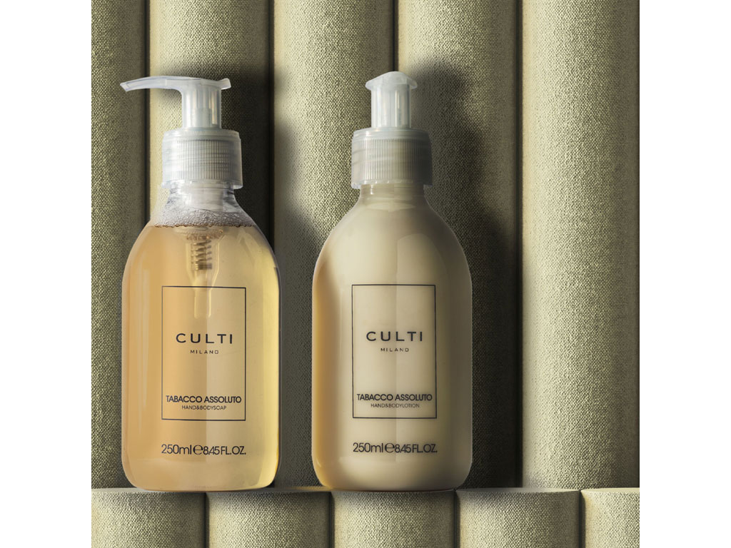 Culti Milano. Linea Welcome. Nell’immagine Fragranza Tabacco Assoluto. Crema per mani e corpo e sapone per mani e corpo. Dispenser da 250ml, prezzo: euro 25,00. Dispenser da 500ml, prezzo: euro 35,00.