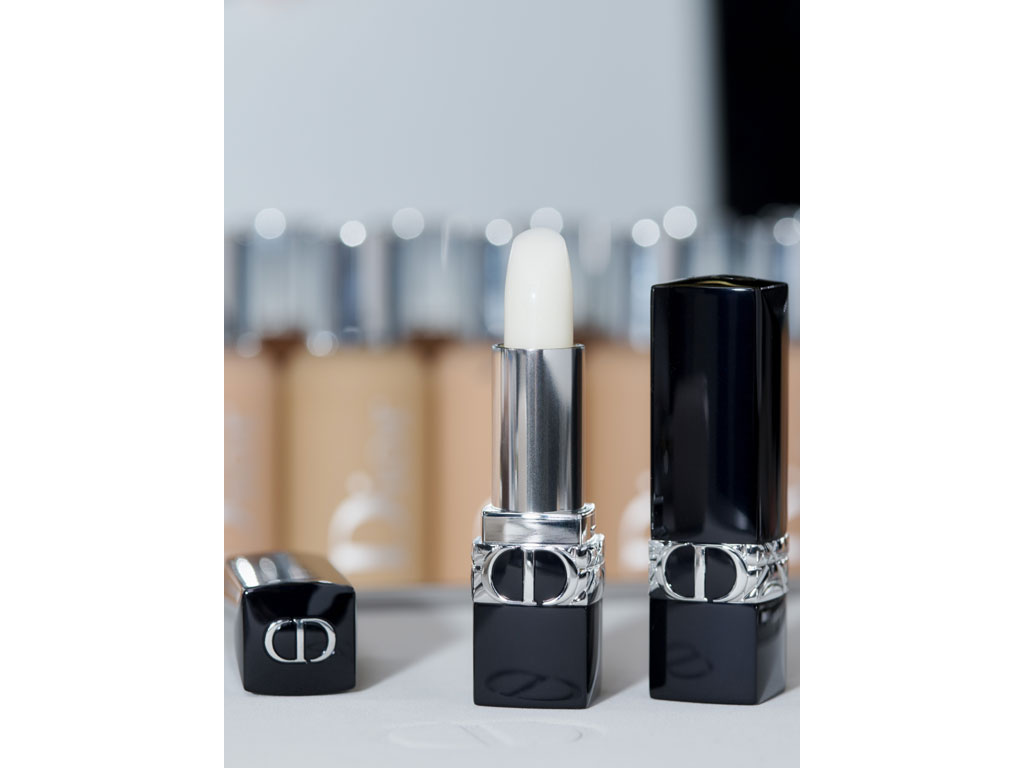 Dior Make-Up. Rouge Dior Satin Balm. Balsamo con il 95% di ingredienti di origine naturale, per donna e uomo, per mantenere le labbra idratate, morbide e rafforzarle giorno per giorno. Prezzo: euro 41,00.