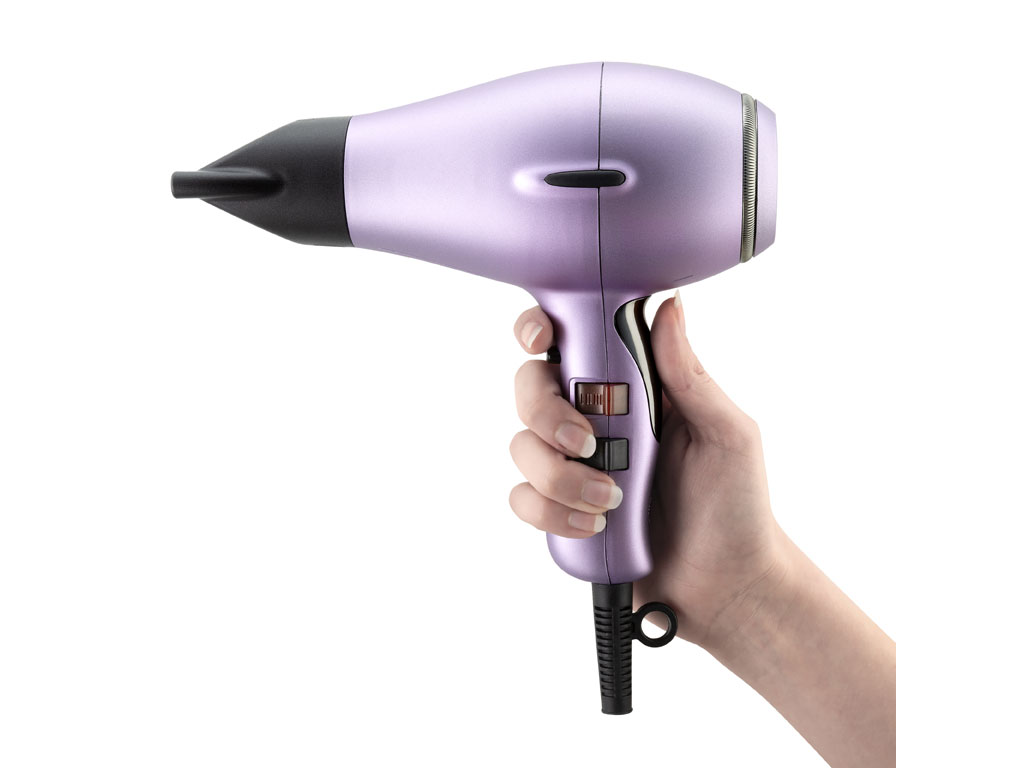Elchim. 8TH Sense Run Lily Rose Limited Edition. Phon professionale digitale ultraleggero dotato di un motore brushless e di un sistema di controllo del calore. Riduce il tempo di asciugatura del 50%. Il sistema Ionic&Ceramic esalta la lucentezza naturale del capello proteggendolo dal calore in eccesso (2400 W – 240 volt). Prezzo: euro 180,00.