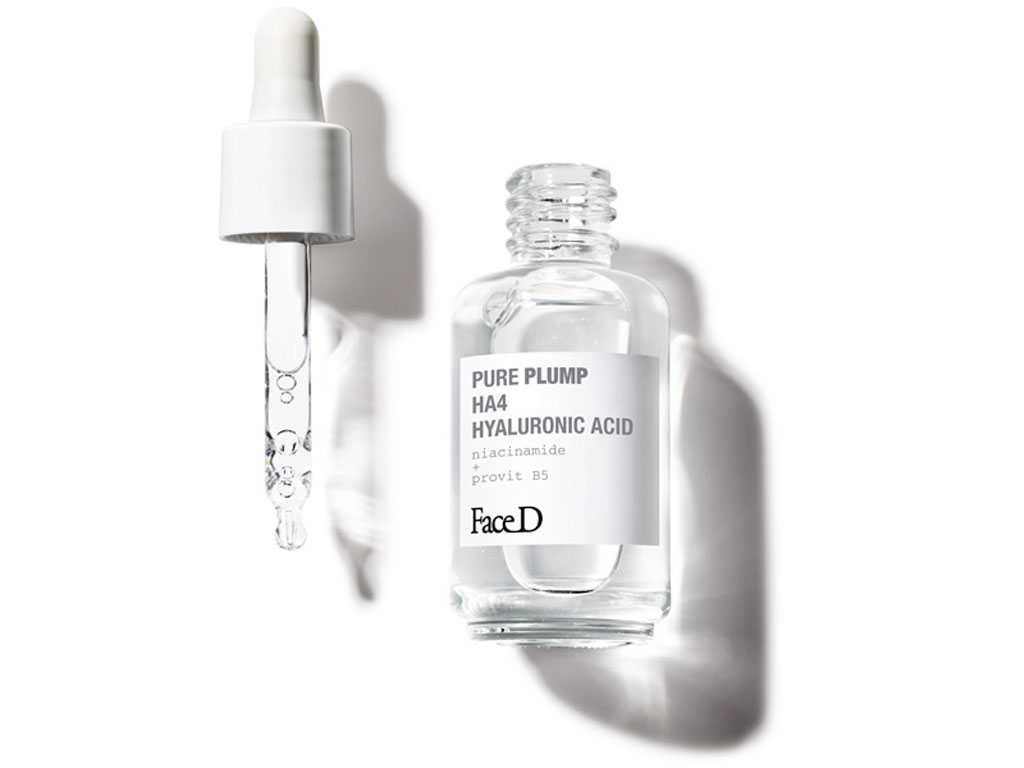 FaceD. Pure Plump HA4 Acido Ialuronico. Un’azione combinata di 4 pesi molecolari di acido ialuronico che agendo nei diversi strati dell’epidermide, garantisce un effetto rassodante e idratante, immediato e tangibile, mentre contrasta i radicali liberi, lo stress ossidativo e l’invecchiamento cutaneo. Alla tecnologia 3-LURONICS (acido ialuronico a 3 pesi molecolari) si aggiunge una molecola cross-linkata di acido ialuronico che trattiene fino a 5 volte più acqua, moltiplicando istantaneamente le riserve idriche cutanee e stimolando la naturale produzione di collagene ed elastina. Arricchito con Niacinamide e Provit B5 che rinforzano le difese cutanee, prevenendo rossori e donando un colorito radioso. Flacone da 30 ml. Prezzo: euro 26,00.