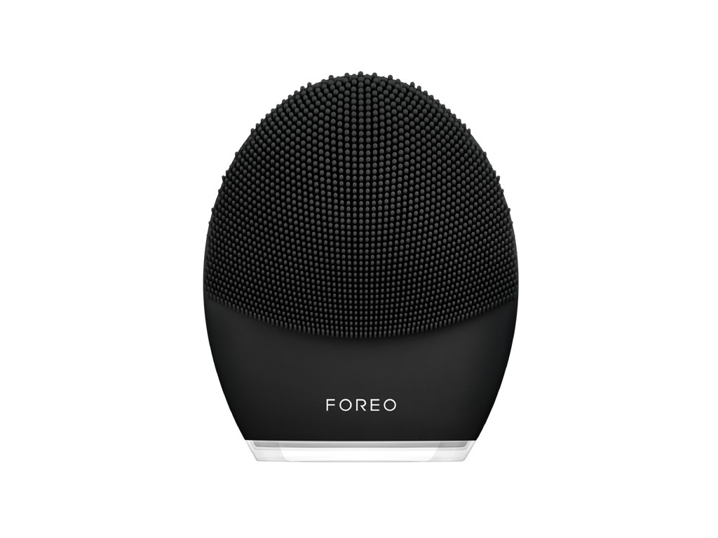 Foreo. Luna 3 Men. Pulsazionit-Sonic con 16 livelli di intensità regolabili e 8.000 pulsazioni al minuto per una pulizia incredibilmente profonda ed efficace. Silicone resistente ai batteri 35 volte più igienico delle setole in nylon e privo di BPA e ftalati. Adatto a tutti i tipi di barba e pelle, fornisce oltre 650 utilizzi con una sola ricarica e non necessita di testine di ricambio. Le onde concentriche forniscono un massaggio rassodante mirato che riduce rughe e linee di espressione. Pulsante di accensione universale per accendere e spegnere il dispositivo e attivare la modalità di connessione Bluetooth. Indicatore led che si illumina ad intermittenza quando Luna 3 Men è in modalità di connessione Bluetooth e lampeggia quando deve essere caricato. Setole più lunghe del 30% per una pulizia più profonda, anche nei punti più difficili da raggiungere. 16 intensità di pulsazione T-Sonic, quattro in più rispetto alla versione precedente Luna 2 for Men. Testina più grande del 30% per una pulizia più ampia e più efficace. Connesso all’App Foreo For You si sincronizza automaticamente e si personalizza il trattamento. Le setole sono più morbide del 25% e scorrono sul viso e barba senza tirare o irritare la pelle. Il pulsante di accessione è posizionato sul lato con superficie a onde. Prezzo: euro 199,00.