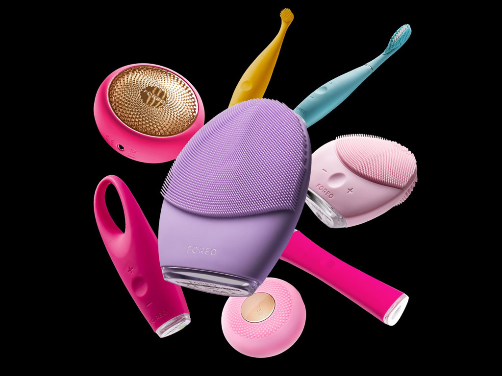 Foreo. Luna 3. Dispositivo per massaggio e detersione del viso tutto in uno. Prezzo: euro 159,00. Ufo 2. Dispositivo per trattamento maschera viso potenziato con terapia a luce LED. Prezzo: euro 279,00. Issa 2. Lo spazzolino elettrico in silicone ultra morbido con 365 giorni di autonomia. Prezzo: euro 169,00. Per la cura della pelle. Espada. Trattamento acne con luce blu e puntatore laser. Prezzo: euro 149,00. Iris. Massaggiatore per contorno occhi. Prezzo: euro 139,00.