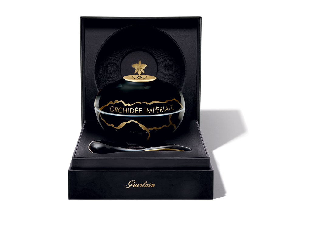 Guerlain. Kintsugi Orchidée Impériale Black Edition. Ogni vaso è realizzato interamente a mano e impreziosito con oro 24 carati con un tempo di lavorazione di circa un mese da parte di 50 artigiani. Vaso da 50 ml. Prezzo: euro 1.465,00.