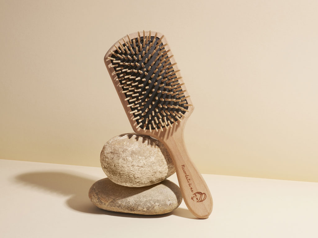 La Sciampista. Spazzola Maxi Me in legno. Cuscinetto ergonomico, dentini arrotondati e antigraffio ricoperti da cellulosa vegetale. Ideale per il massaggio del cuoio capelluto e per spazzolare i capelli con effetto antistatico. Districa i capelli senza spezzarli. Prezzo: euro 27,00.