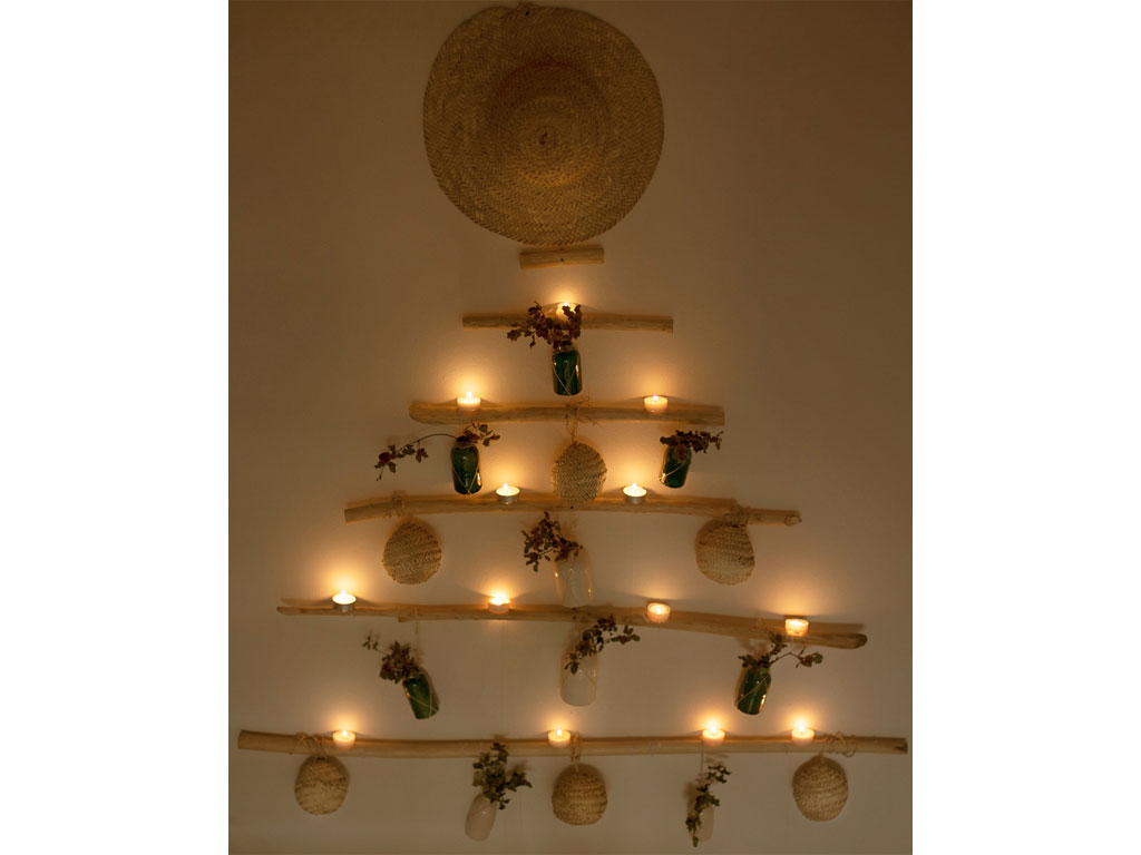 let’s pause. Un albero di Natale costruito con una serie di rami, boule “Figuera” in foglia di Palma, e un sombrero in pelle vegetale al posto della tradizionale stella cometa.