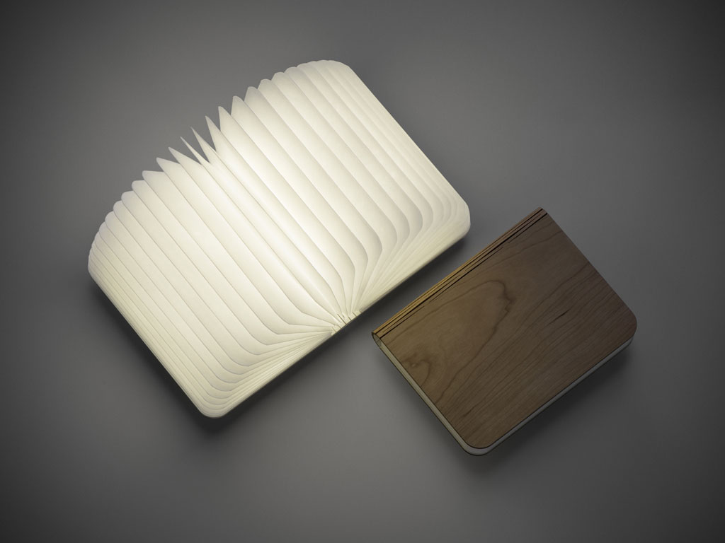 Lumio. “Lito Classic” è una lampada LED portatile. Si presenta come un libro dalla copertina in legno che all’apertura sprigiona una potentissima luce, creando così un piacevole effetto sorpresa. Versatile, adatta sia in interni sia in esterni, può essere usata come centrotavola, come lanterna per il giardino, come lampada da comodino per la lettura, o addirittura diventare un’applique a parete.
In dotazione: un caricabatterie micro-USB, pioli di legno magnetici per il montaggio, e un cinturino in pelle per poterla appendere. Misure: larghezza lampada chiusa 16,5 cm - altezza 21,5 cm. Design Max Gunawan.