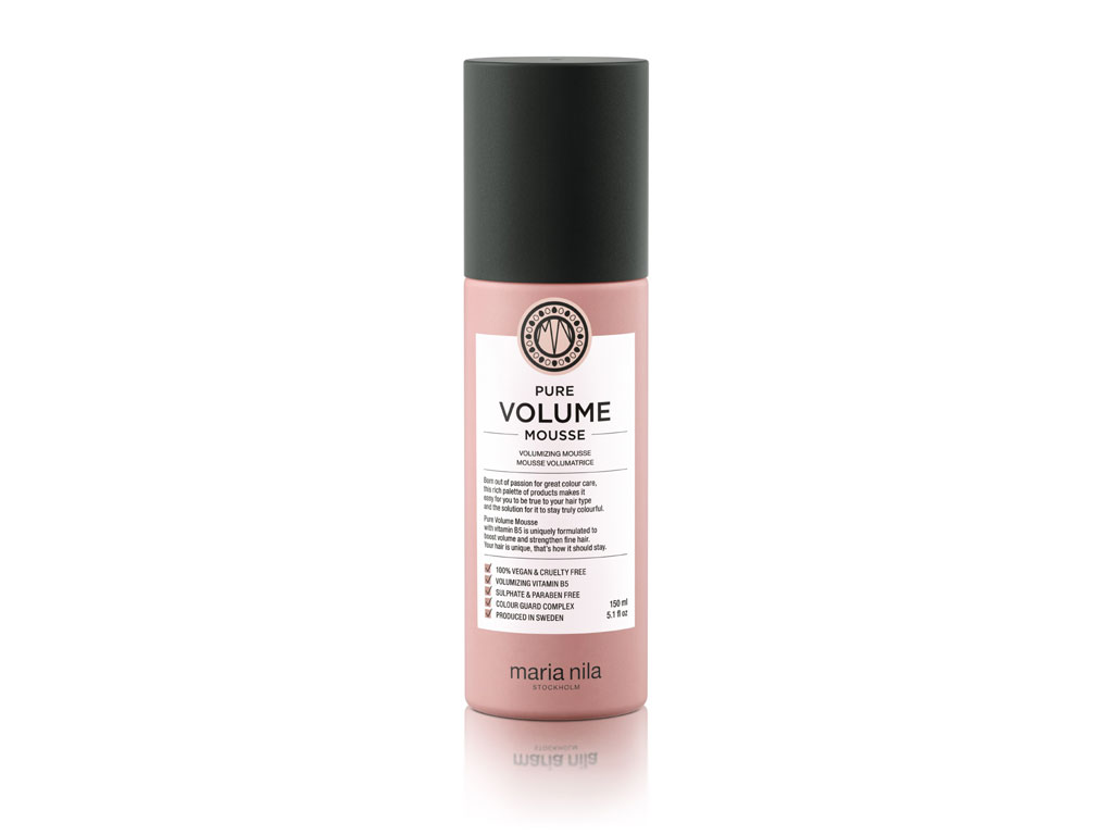 Maria Nila. Pure Volume Mousse. Mousse volumizzante senza risciacquo che struttura il capello, a base di Vitamina B5. Lascia i capelli forti, corposi e soffici. Protegge i capelli dal calore dell’asciugatura lasciandoli luminosi. Contenitore da 150 ml. Prezzo: euro 26,00. Holiday Box Pure Volume: shampoo, conditioner, masque e mousse. Prezzo: euro 54,00.