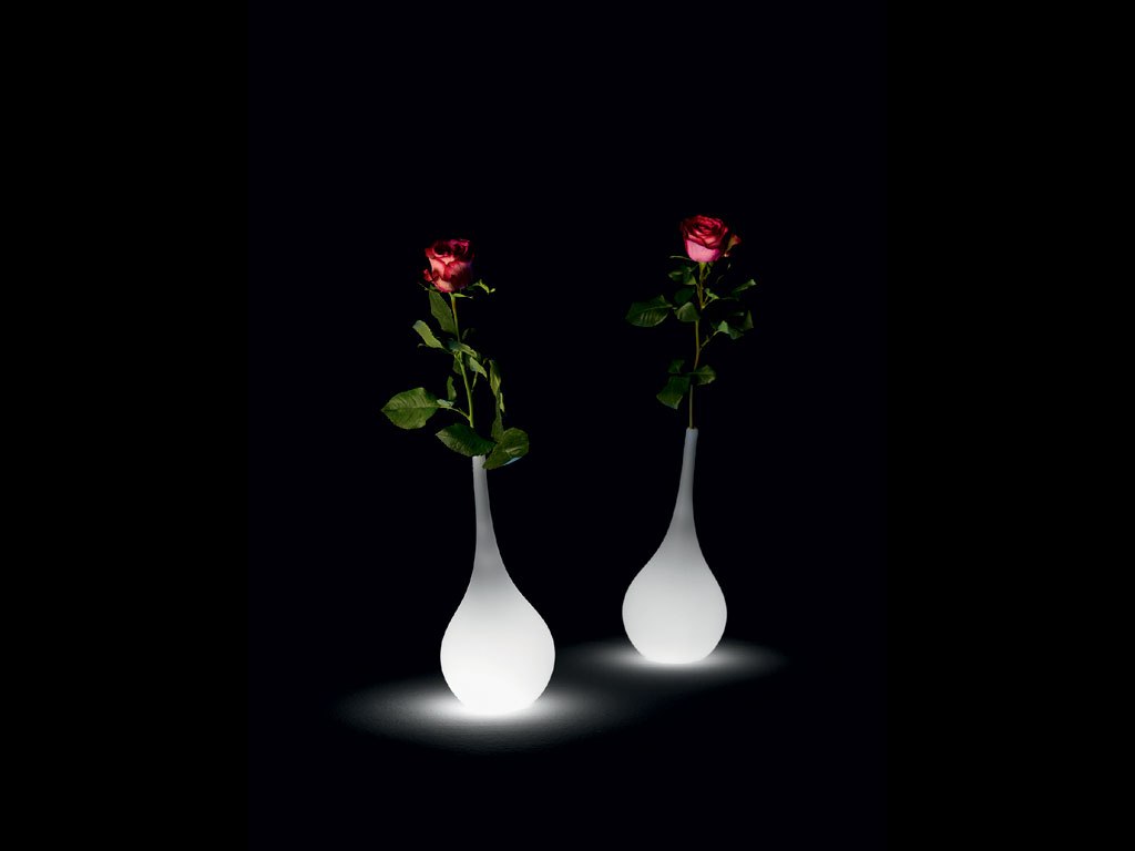 Myyour. “Ampoul S” è un vaso-lampada progettato per cene romantiche. È realizzato in Poleasy, un nuovo tipo di polietilene messo a punto attraverso un lavoro di ricerca durato anni con l’obiettivo di eliminare quelle microporosità superficiali responsabili della formazione di antiestetiche patine e, nel tempo, anche di possibili fessurazioni. Poleasy, risolve definitivamente il problema garantendo superfici più compatte e performance uniche in fatto di durata, lavabilità e brillantezza dei colori. Design Studio BrogliatoTraverso.