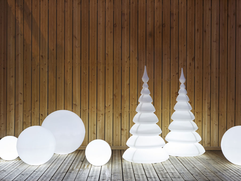 Myyour. “Treesmust” è una lampada da terra camaleontica grazie alla sua doppia silhouette: sinuosa da un lato e minimal dall’altro, a seconda del suo posizionamento. La versione luminosa permette di creare, anche in piccoli spazi, la tipica atmosfera natalizia. Misure:150x75x37 cm.