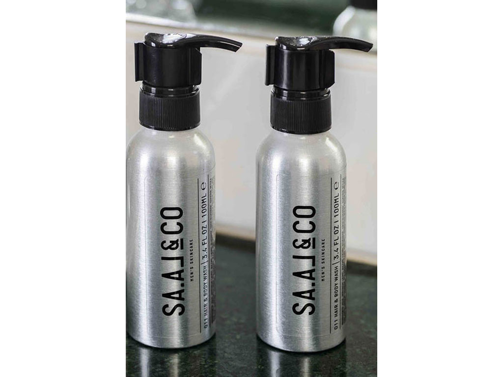 Sa.Al&Co. 011 Hair & Body Wash Travel Size. Due contenitori da 100ml. Detergente per capelli e corpo. Particolarmente indicato per le pelli sensibili e secche. Prezzo: euro 32,00 cad.