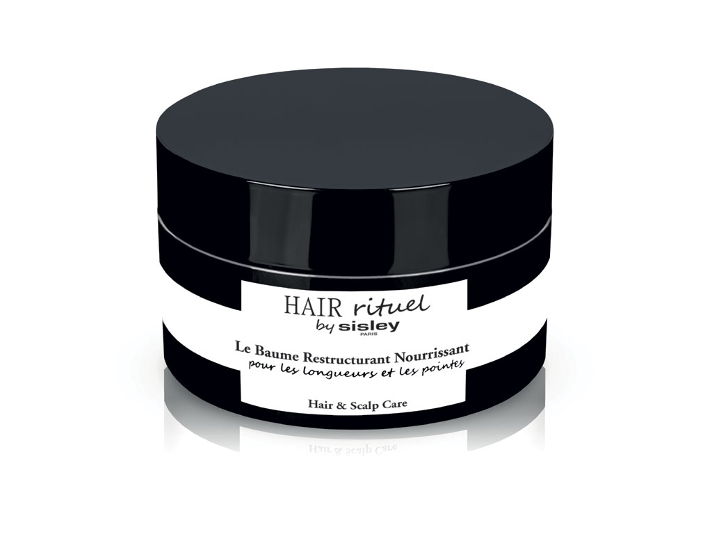 Sisley. Hair Rituel by Sisley. Baume Restructurant Nourrissant pour les longueurs et les pointes. Pre-shampoo super nutriente. Da applicare sui capelli asciutti per 30 minuti come trattamento express o per 8 ore come trattamento da notte. Vasetto di 1525 gr. Prezzo: euro 95,00.