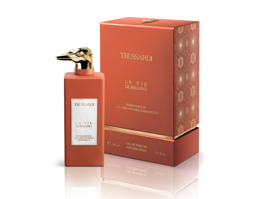 Trussardi Parfums. Le vie di Milano. Nell’immagine la fragranza Passeggiata in Galleria Vittorio Emanuele II. Il colore di riferimento è il cotto, un’elegante eccentricità alto borghese. Testa: nocciola, caffè e cannella. Cuore: cocco, tuberosa assoluta e gelsomino sambac. Fondo: legno di cedro, vaniglia assoluta e white musk. Famiglia olfattiva: fiorito orientale gourmand. Flacone da 100ml Natural Spray. Prezzo: euro 165,00.