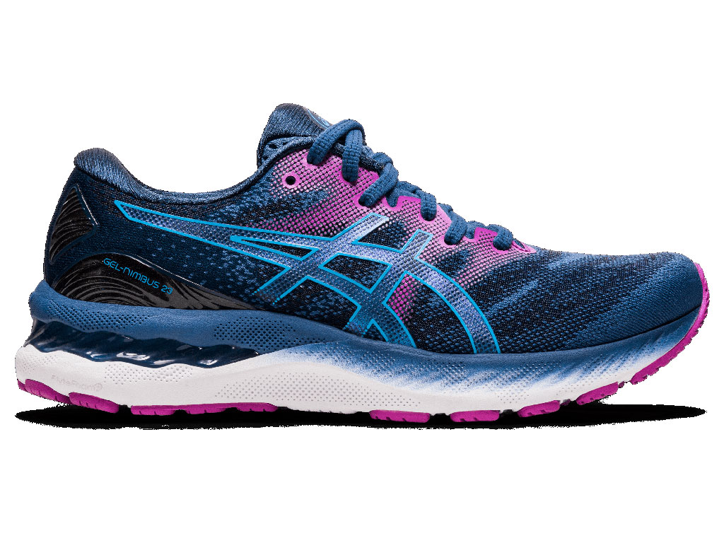 ASICS. Gel-Nimbus™ 23. Scarpa da corsa neutra per le lunghe distanze per donna e per uomo. Dettagli tecnici. La tecnologia 3D Space Construction™ sotto il tallone garantisce una sensazione di morbidezza sotto il piede. La tecnologia Gel™ si attiva ad ogni falcata assorbendo gli urti sulle lunghe distanze. La tecnologia propulsiva Flytefoam™ nell’intersuola garantisce leggerezza ed ammortizzazione. Prezzo: euro 180,00.