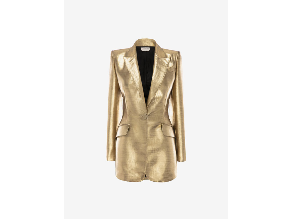 Alexander McQueen. Giacca sartoriale a un bottone in tessuto effetto moiré oro metallizzato, con revers a lancia e spalle dal taglio maschile. Autunno-Inverno 2020/2021.