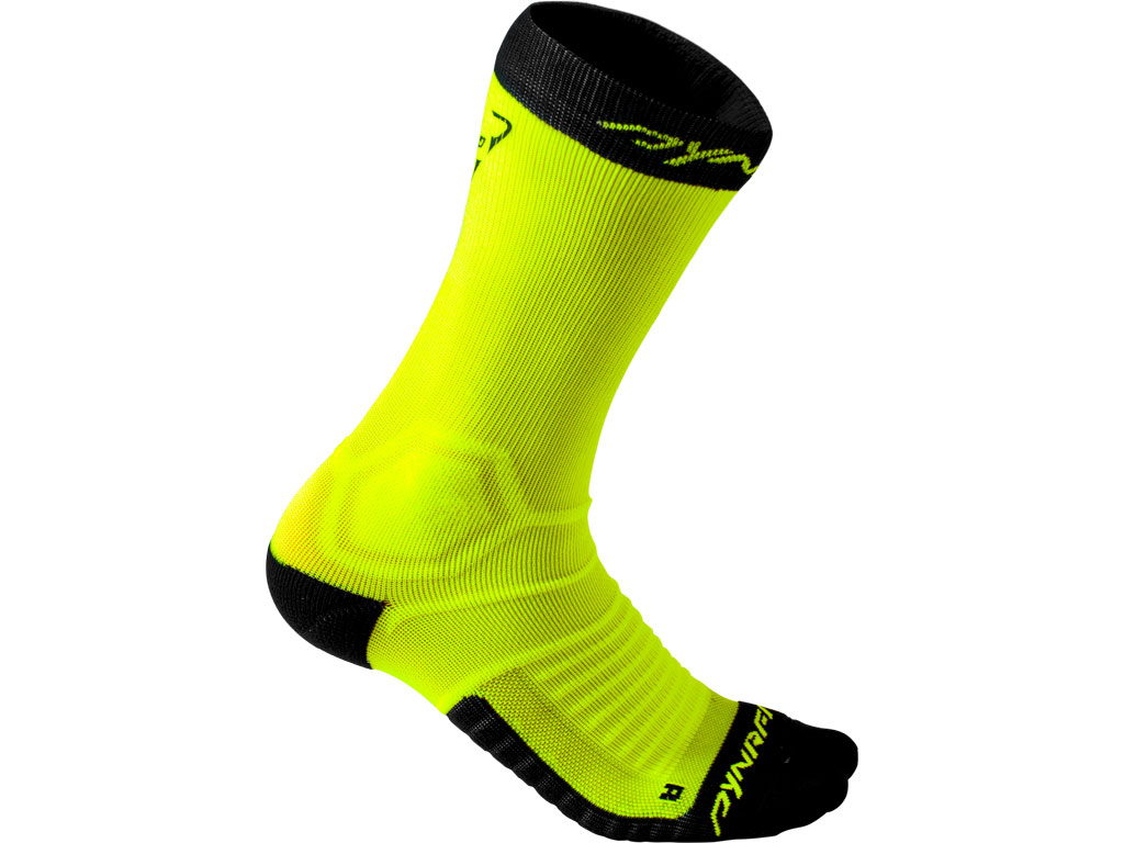 Dynafit. Ultra Cushion Sock. Calzino aderente con imbottitura 3D su suola, tallone e dita. Elastico al taglio alto senza cuciture. Peso: 38gr. Catarifrangenti nelle tonalità Yellow Fluo, nell’immagine, Methyl Blue, Orange Fluo e Black Out. Prezzo: euro 18,00.