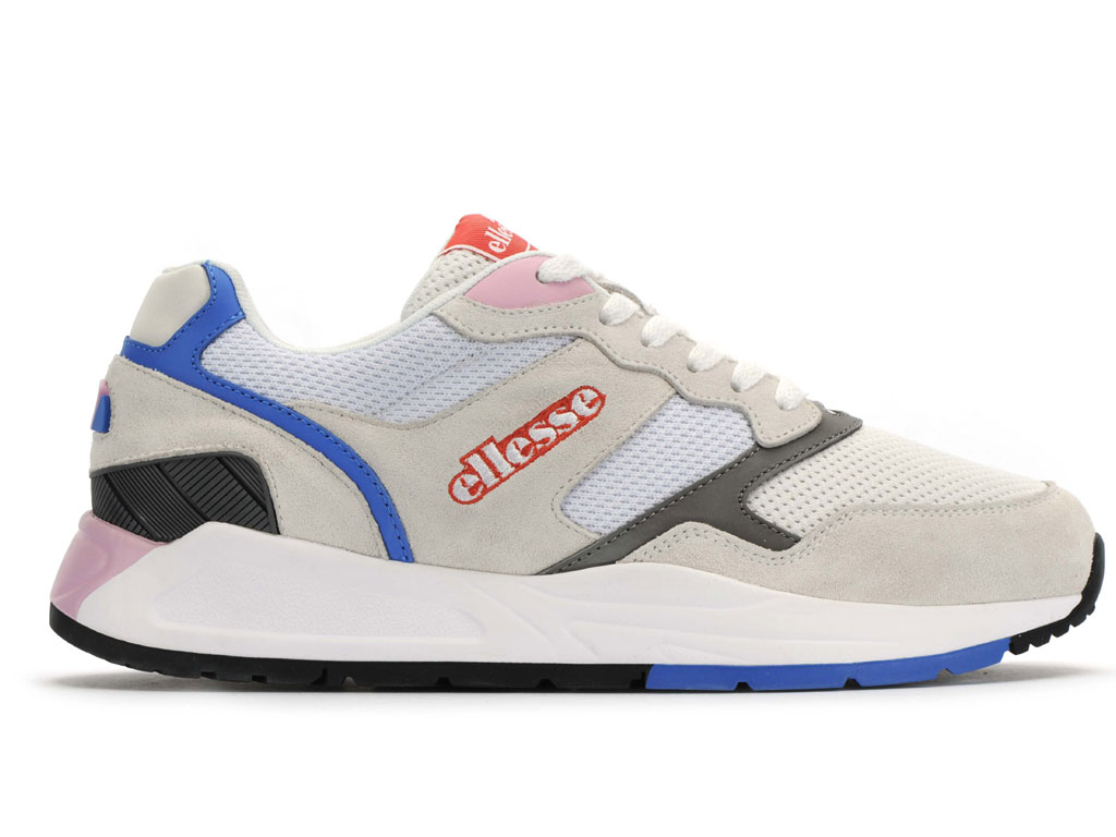 Ellesse. NYC84 Tech. Tomaia in mesh con rivestimento in pelle. Pannelli riflettenti. Clip sul tallone posteriore in TPU. Suola leggere con inserto ammortizzante. Versione per uomo. Prezzo: euro 85,00.