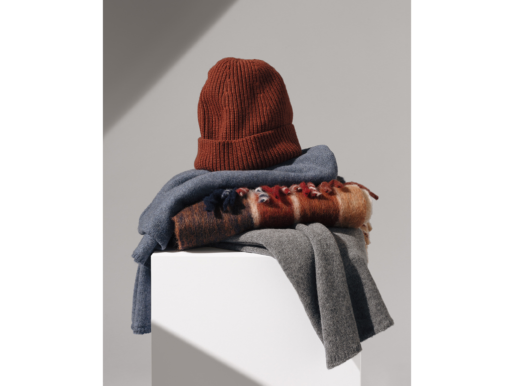 Falconeri. Berretto in Cashmere Ultrasoft, ruggine. Prezzo: euro 69,00. Sciarpa in Cashmere, proposta in undici tonalità, nella foto è Blu Chiaro Melange e Grigio Scuro Melange, da abbinare a qualsiasi capospalla. Larga 35cm e lunga 180cm. Prezzo: euro 129,00. Sciarpa in Alpaca, disponibile in tre colori, morbide e avvolgente termina con un bordo appena sfrangiato. Larga 28cm. e lunga 210cm. Prezzo: euro 169,00.