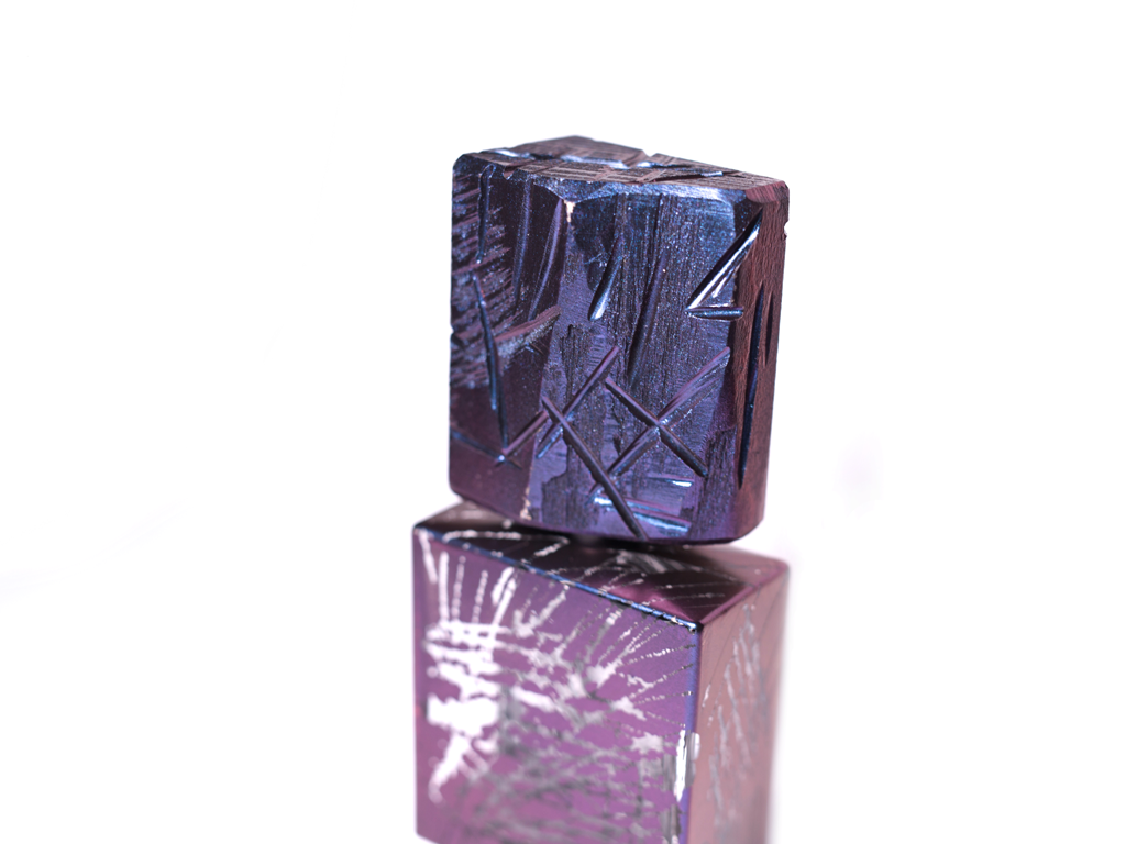 Filippo Sorcinelli. Scusami. Eau de parfum. Soggetto: Ambra, Ambretta, Sandalo Cremoso, Patchouli, Legno Di Cedro, Muschi Fruttati. Contro soggetto: Cassis, Ylang Ylang, Fresia, Ghiaccia Reale, Mughetto, Rosa. Coda: Prugna Mirabella, Limone, Bergamotto, Eliotropio, Pompelmo. Flacone da 100ml. Prezzo: euro 180,00.