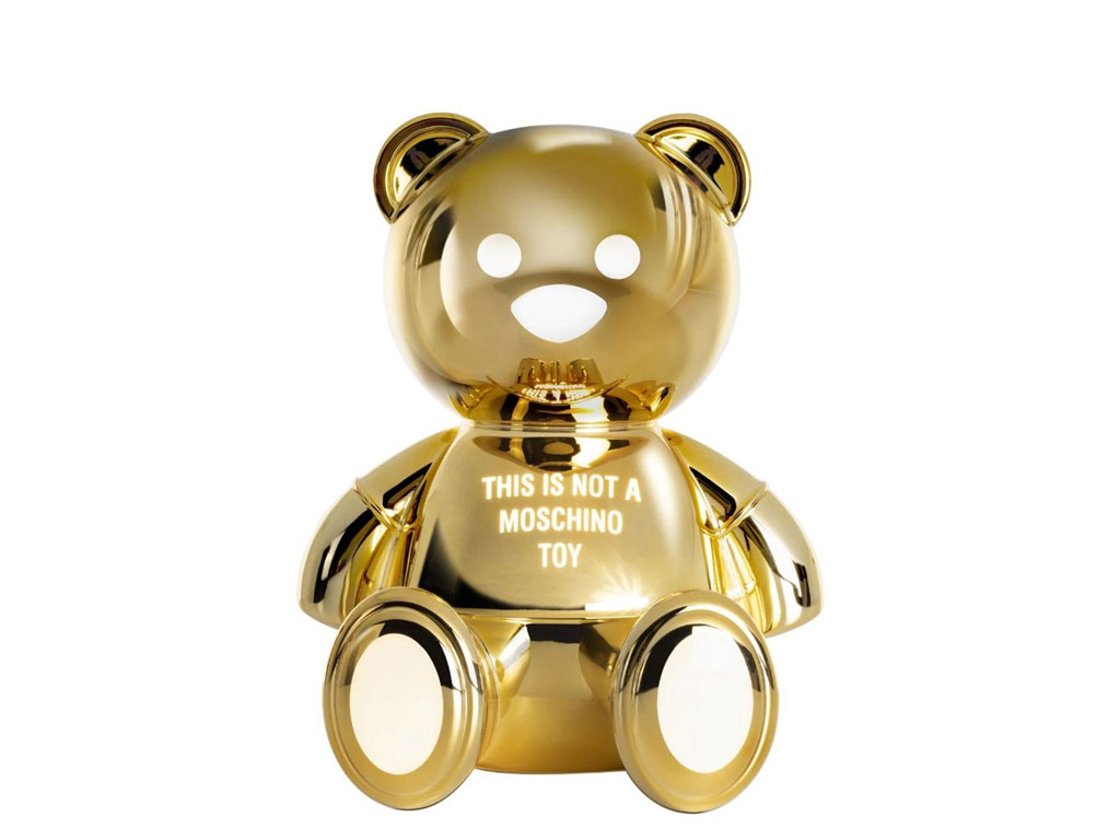 Moschino. “Toy”, il famoso orso della Maison italiana, diventa una lampada da tavolo anticonvenzionale e giocosa ideata da Jeremy Scott per il brand Kartell.