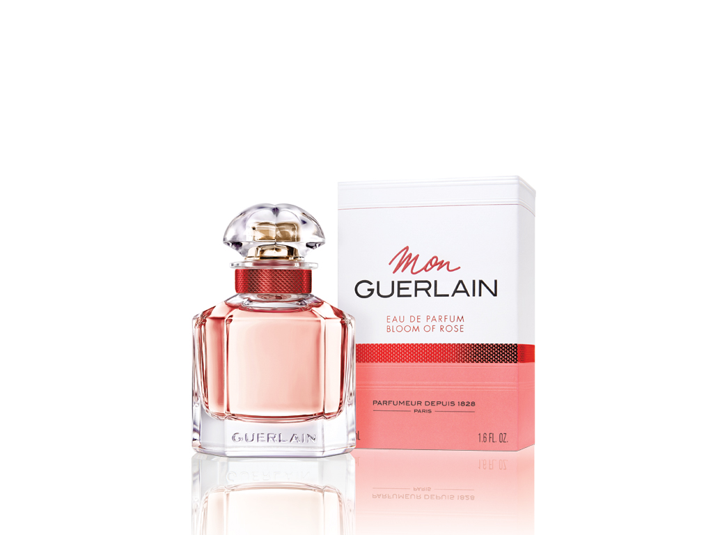 Guerlain. Mon Guerlain Bloom of Rose Eau de Parfum. Note di testa: Mandarino, Ribes Nero, Note di Pera. Note di Cuore: Note di Fiori di Pesco, Gelsomino Sambac, Lavanda, Essenza assoluta di Rosa. Note di fondo: Patchouli, Vaniglia, Legno di Sandalo. Flacone da 30ml, 50ml, 100ml. Vapo. Prezzo: euro 69,86 (30ml), euro 99,79 (50ml), euro 137,71 (100ml).