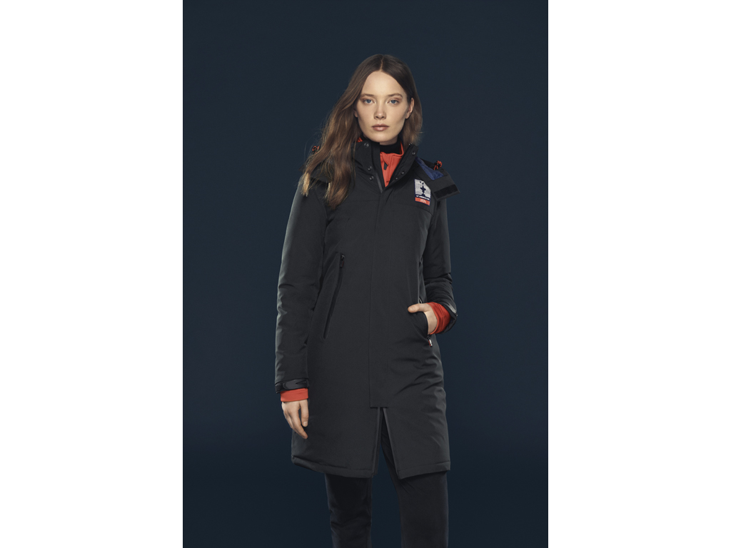 North Sails. America’s Cup presented by Prada. AC36 by Prada Nell’immagine il Parka Wellington realizzato in tessuto 3 layer stretch in poliestere riciclato. Cappuccio rimovibile, tasche con zip e chiusura coperta con zip a doppio cursore waterproof. Imbottitura in Repreve, fibra derivata dal riciclo delle bottiglie di plastica e ottenuta con un dispendio minimo di acqua, energia e gas serra. La coulisse interna al punto vita permette di regolarne la vestibilità. Disponibile nelle tonalità navy e nero. Prezzo: euro 520,00.
