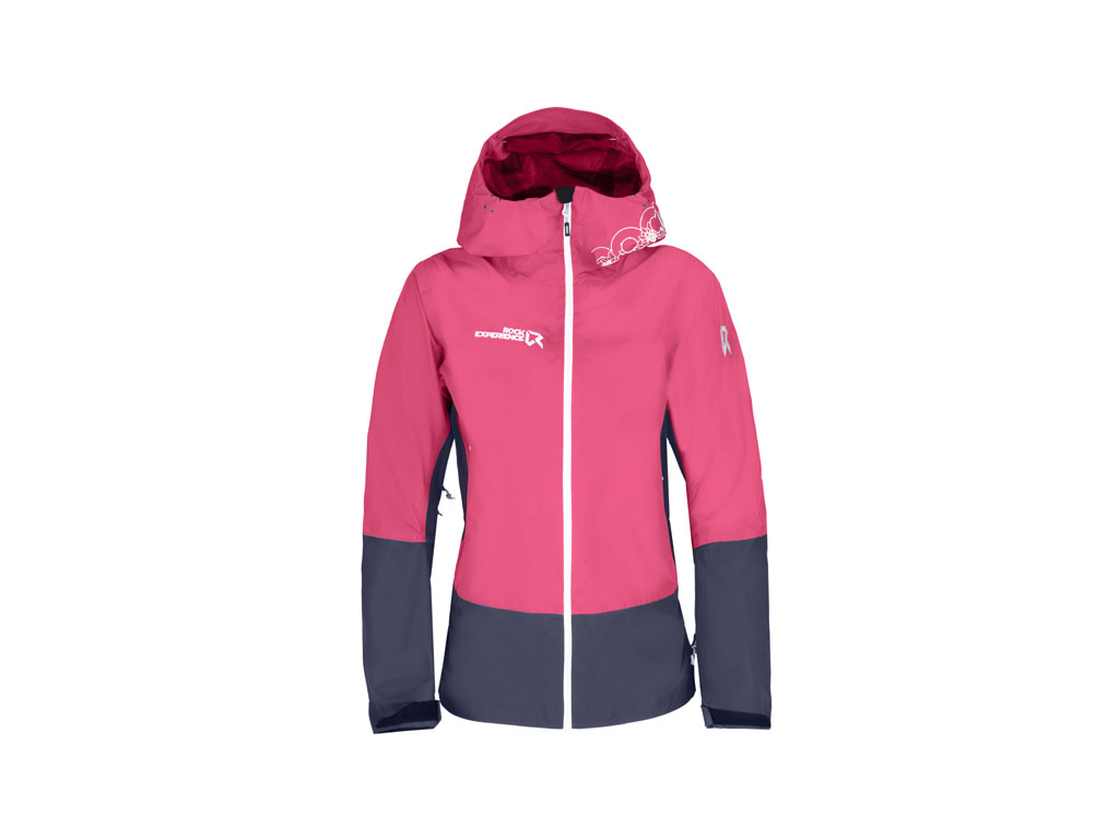 Rock Experience. Giacca Rockbuster 3L, versione donna. A tre strati con trattamento Water Repellent che protegge dall’acqua facendo scivolare le gocce dal tessuto. Idrorepellente e impermeabile con cuciture nastrate, zip waterproof e tecnologia Storm Block che consente all’umidità di evaporare creando al contempo una barriera contro il vento e la pioggia. Il cappuccio è compatibile con l’uso del casco, è regolabile e dotato di visiera rigida. Regolabili sono anche i polsini, tramite sistema a velcro, e il fondo del capo. Cerniere di ventilazione sotto le ascelle e diverse tasche con cerniere – una interna, due esterne e una sulla manica in cui riporre lo skipass – completano il capo. Colori: petrolio, rosso-blu, verdone-verde e nero. Prezzo consigliato: euro 259,90.